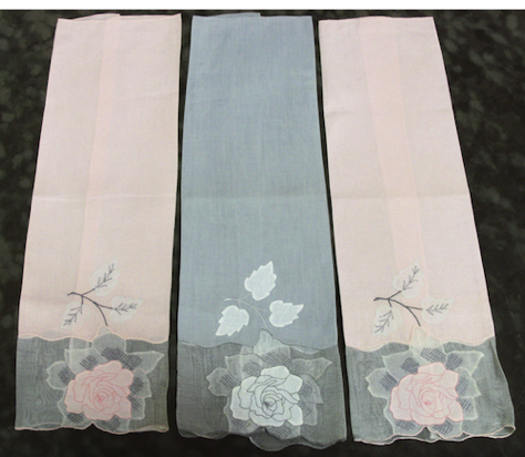 3- 12 X 19 LINEN/ ORGANZA

WITH HAND APPLIQUE ROSES

$ 60.00